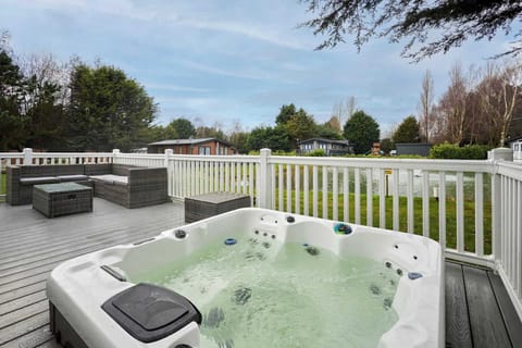 Sutton Lodge, Allerthorpe Golf & Country Park, York - Host & Stay