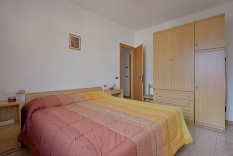 Comfortable and spacious 90 square meters apartment, perfect for six people, located on the first floor of a building without an elevator.The property is in an extremely convenient location thanks to its proximity to the beach (a 10-minute walk) and amen Apartment in Marina di Massa