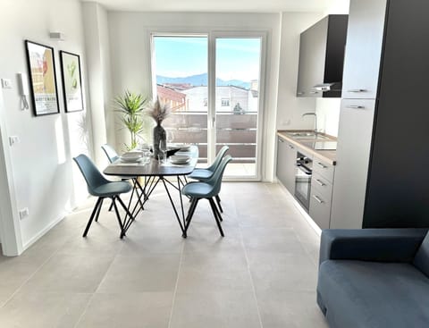 Cocktail Sarnico Color Suites •Garage -Self check-2 min. from the lake and downtown Apartment in Province of Brescia