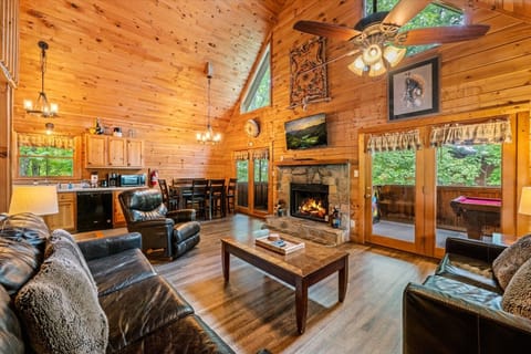 Sevierville-Cabin-Rental-Are-We-Bear-Yet-Interior-Living-Room