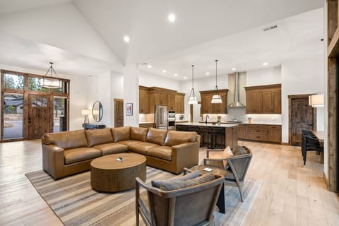 Welcome to Whispering Elk Escape! We hope we get to host you at this unforgettable Sunriver rental!