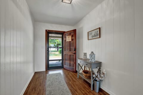 Texas Wine Trail Getaway I  Spacious 4-Bedroom House + Guesthouse in Stonewall House in Stonewall