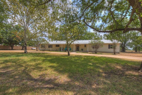 Texas Wine Trail Getaway I  Spacious 4-Bedroom House + Guesthouse in Stonewall House in Stonewall