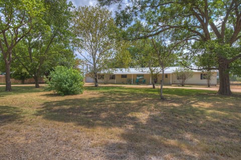 Texas Wine Trail Getaway I  Spacious 4-Bedroom House + Guesthouse in Stonewall House in Stonewall