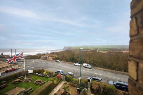 Balmoral Terrace, Saltburn - Host & Stay