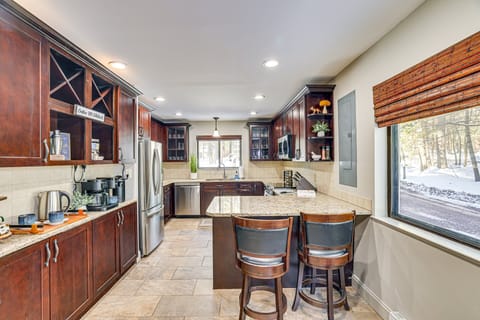 🍳 Fully equipped chef’s kitchen with stainless steel appliances — ideal for cooking and hosting.