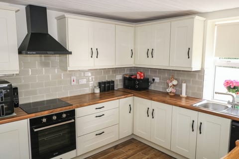 Dishwasher, cookware/dishes/utensils