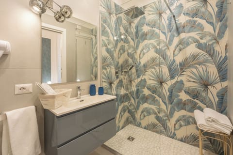 Deluxe Double Room, 1 Bedroom, Non Smoking | Bathroom | Shower, hair dryer, slippers, towels