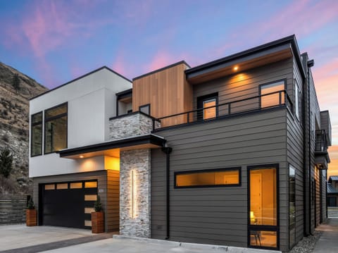 Front entrance sunset vibes - Please review listing description & Chelan City Vacation Rental requirements