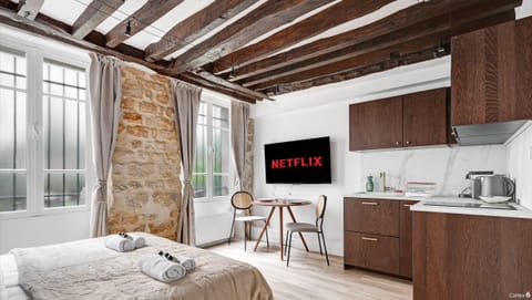 Un espace de vie lumineux et chaleureux pour se détendre après une journée bien remplie.