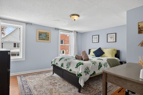 Room 1 / Queen size bed / office space