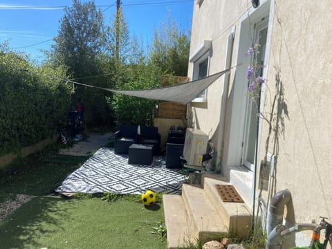 Townhouse with garden 10 minutes from beaches pets welcome House in Toulon