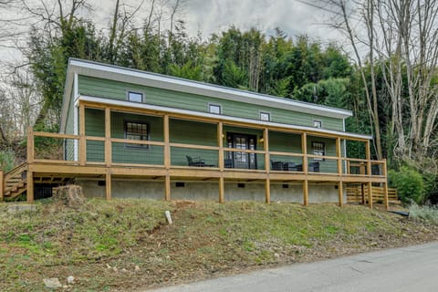 Waynesville Vacation Rental | 2BR | 2BA | 800 Sq Ft