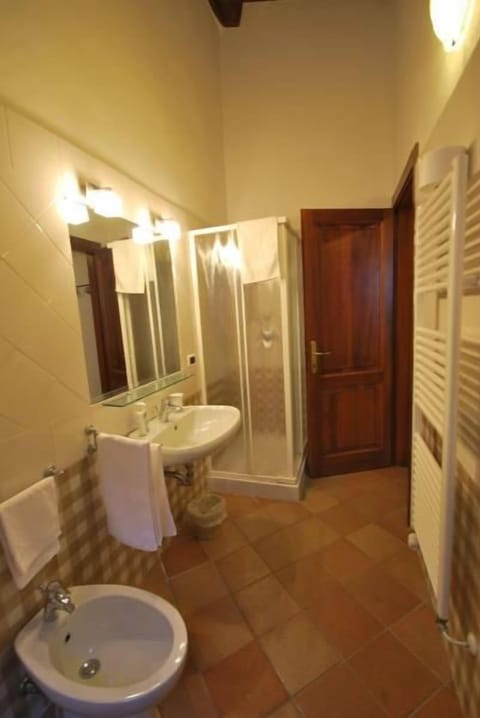 Apartment, 3 Bedrooms | Bathroom | Shower, hair dryer, bidet, towels