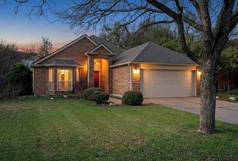 3BR NEW! Stylish Home in Cedar Park • Arcade & Fireplace - Sleeps 10 House in Cedar Park