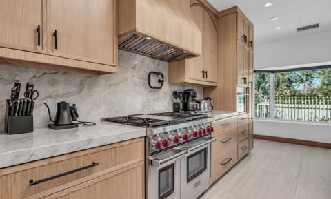 Central cooktop ideal for shared cooking experiences