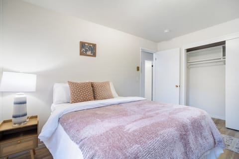 Fully Furnished Private Room in Queen Anne Seattle Apartment in Fremont