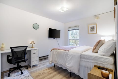 Fully Furnished Private Room in Queen Anne Seattle Apartment in Fremont