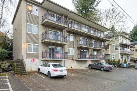 Fully Furnished Private Room in Queen Anne Seattle Apartment in Fremont