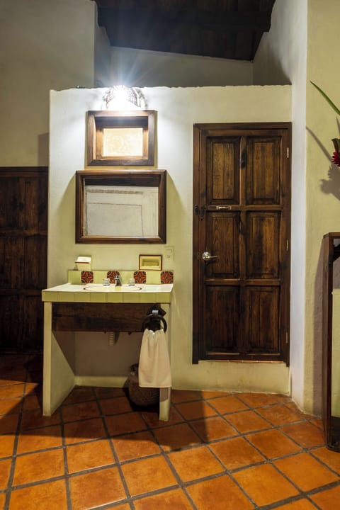 Deluxe Room | Bathroom | Shower, towels, soap, shampoo