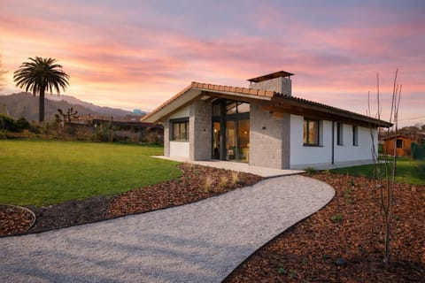Property building,Facade/entrance,Garden,Garden view