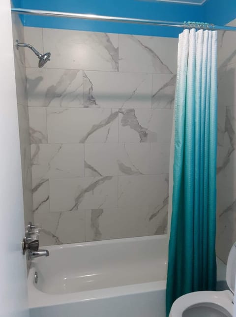 Combined shower/tub, free toiletries