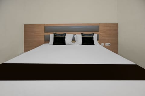 Deluxe Suite | Desk, WiFi (free), bed sheets