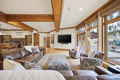 Open-concept living and kitchen area, perfect for entertaining.