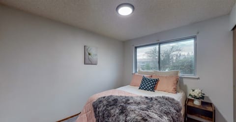 3-bedroom house in amazing Tacoma near JBLM House in Steilacoom