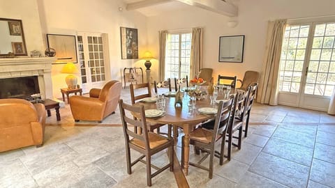 Villa 8 rooms 10/12 persons - Private swimming pool - Air conditioning - Wifi - Quiet environment -... House in Grimaud