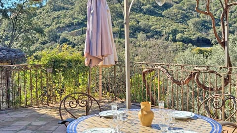 Villa 8 rooms 10/12 persons - Private swimming pool - Air conditioning - Wifi - Quiet environment -... House in Grimaud