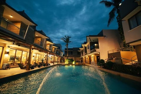 2 outdoor pools