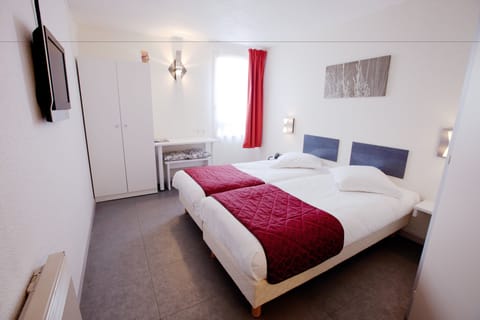 Twin Room | Desk, soundproofing, iron/ironing board, rollaway beds