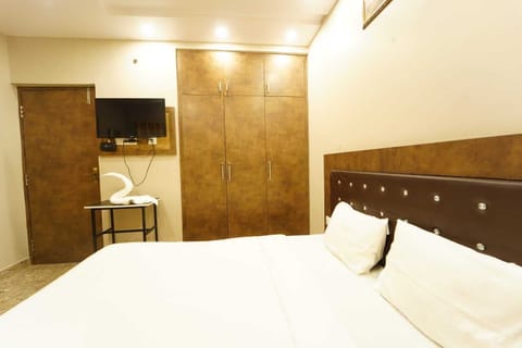 Deluxe Double or Twin Room | Desk, laptop workspace, WiFi (free)