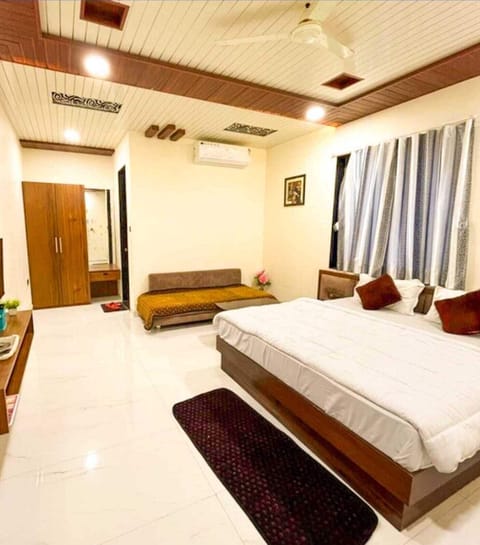 Superior Room | Down comforters, WiFi (free), bed sheets