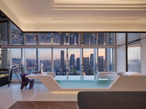 270° Panoramic Peninsula River View Suite (3m Private Hot Tub) | Down comforters, in-room safe, blackout drapes, soundproofing