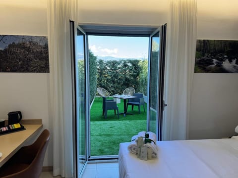 Deluxe Room, 1 King Bed, Garden View | Garden view