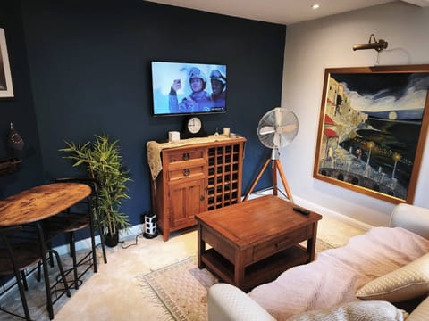 Apartment, 1 Bedroom, Garden View | Living room | Books