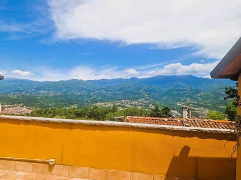 Authentic Tuscany Stay with Epic Views & Space for All House in Emilia-Romagna