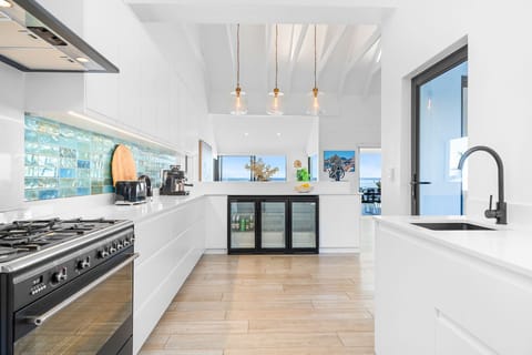 House (6 Bedrooms) | Interior