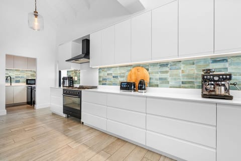 House (6 Bedrooms) | Interior