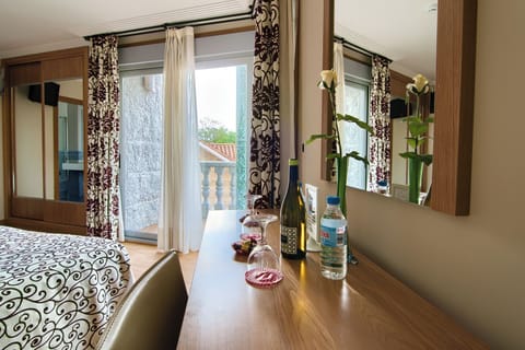 In-room safe, desk, laptop workspace, free WiFi