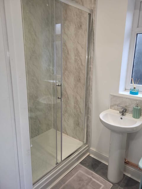 Modernised 3 bedroom 2 bathroom home ideal for business or pleasure House in Wales