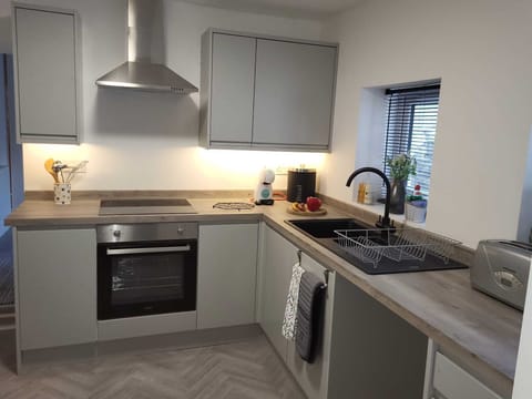 Modernised 3 bedroom 2 bathroom home ideal for business or pleasure House in Wales