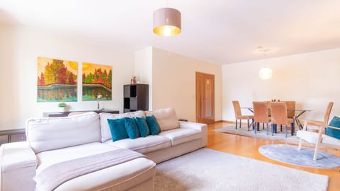 Spacious and bright living room with generous seating area, perfect for relaxing after a day in Porto.
#PortoStay #FamilyApartment #SpaciousLiving