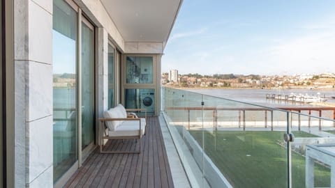 Private balcony with sweeping Douro River views — the perfect spot for sunset drinks and slow mornings overlooking Afurada’s waterfront. #DouroViews #Afurada #GaiaStay #RiversideLiving