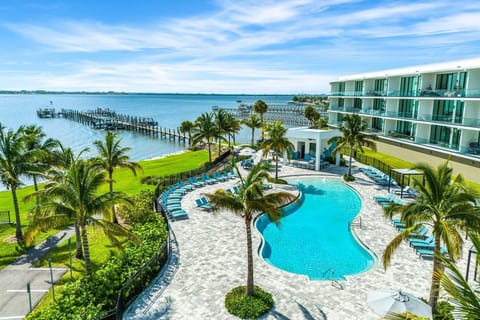 Outdoor pool, free cabanas, sun loungers