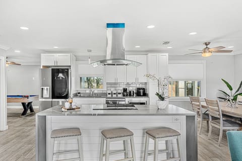 House (4 Bedrooms) | Private kitchen | Fridge, microwave, oven, stovetop