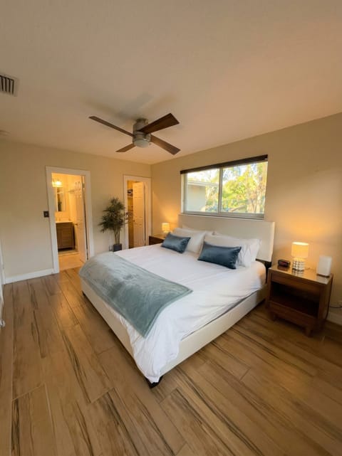 King Size Bed, Private Bathroom and Private Entrance 
