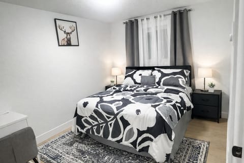 Private 3BR Home Near Glen Lake | Close to Downtown Victoria House in Langford